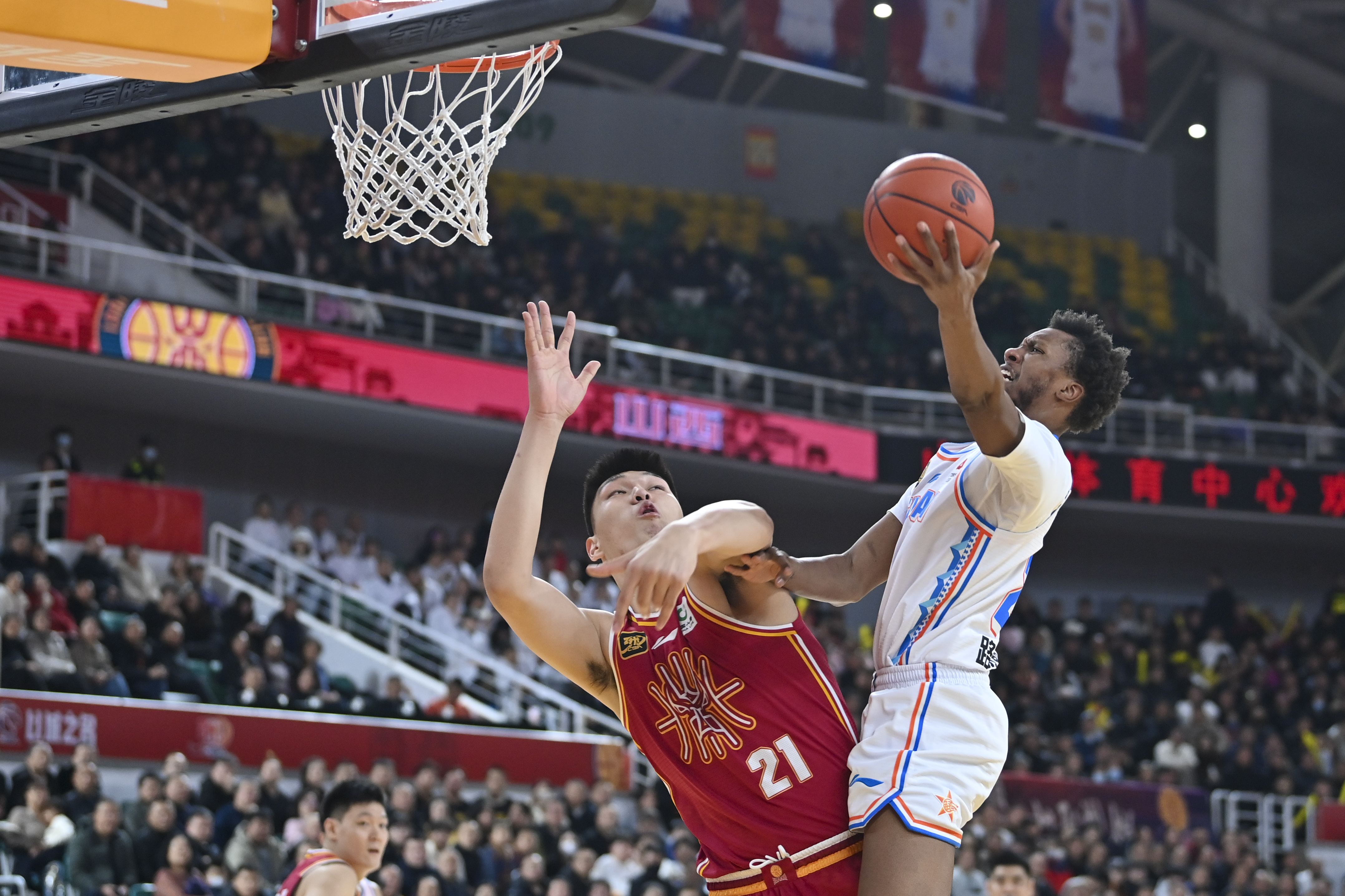 皇家马德里发布备战花絮,赛后远射贴柱,CBA季后赛任务艰巨,控场能力受关注的简单介绍 皇家马德里发布备战花絮,赛后远射贴柱,CBA季后赛任务艰巨,控场能力受关注的简单介绍